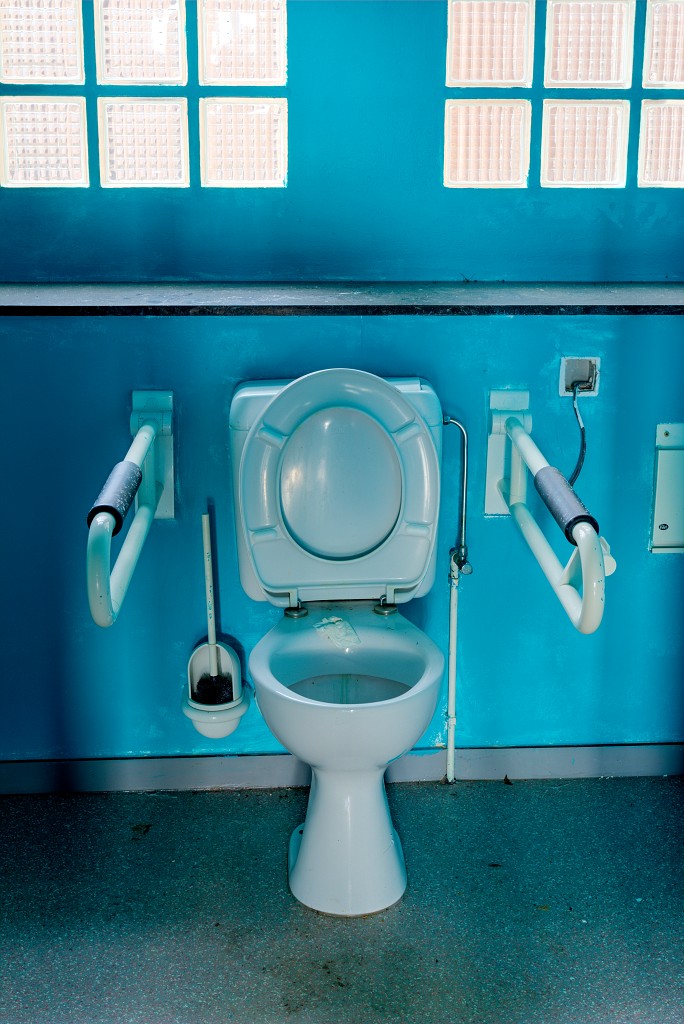 HDR urbex Sanatorium du basil toilet wc decay abandoned verlaten abandonne dolhain graffiti